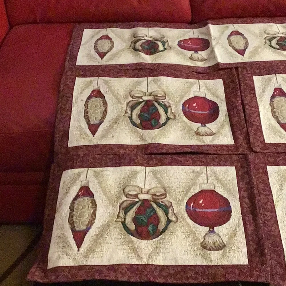 Christmas set: 1 runner & 4 placemats, like new!
